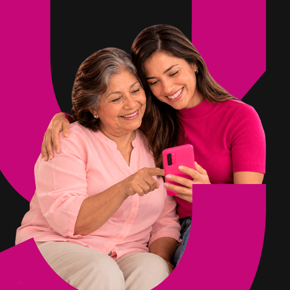 Madre e hija revisando la app de Zensy en el celular
